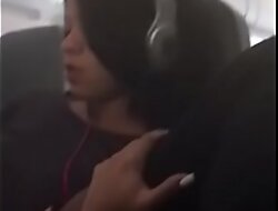Batendo escondido no avião