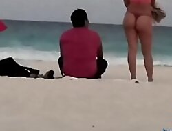 Mostrando el culo en tanga por la playa y calentando a hombres, solo dos se animaron a tocarme (Video Completo en Xvideos.RED)
