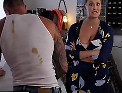 Naughty America - Ryan Keely fucks be proper of a discount at the mechanic let down