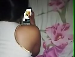 Morena fogosa mexendo no celular enquanto fode